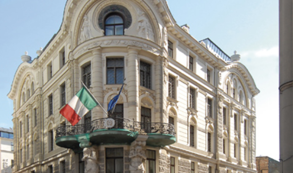 Par 2,72 miljoniem eiro izsolīta Vecrīgas ēka ar trīs atlantu skulptūru