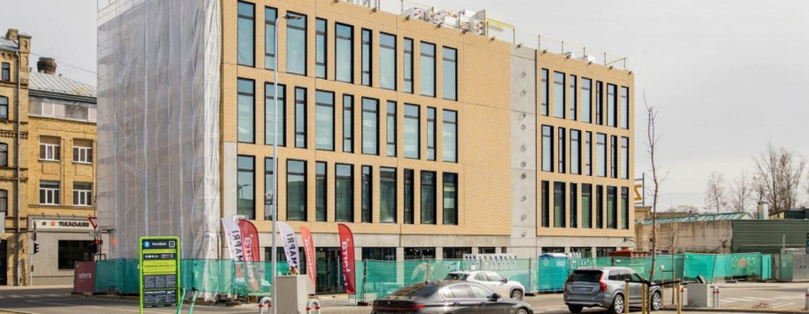 Iemūrēts pamatakmens biroju ēkai Lāčplēša Plaza Rīgā